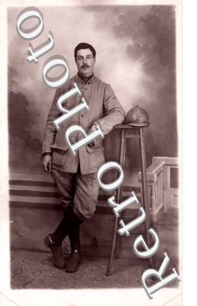 Un militaire pose pour le photographe