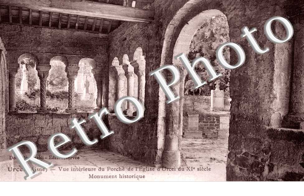 Vue interieure du porche de l'eglise