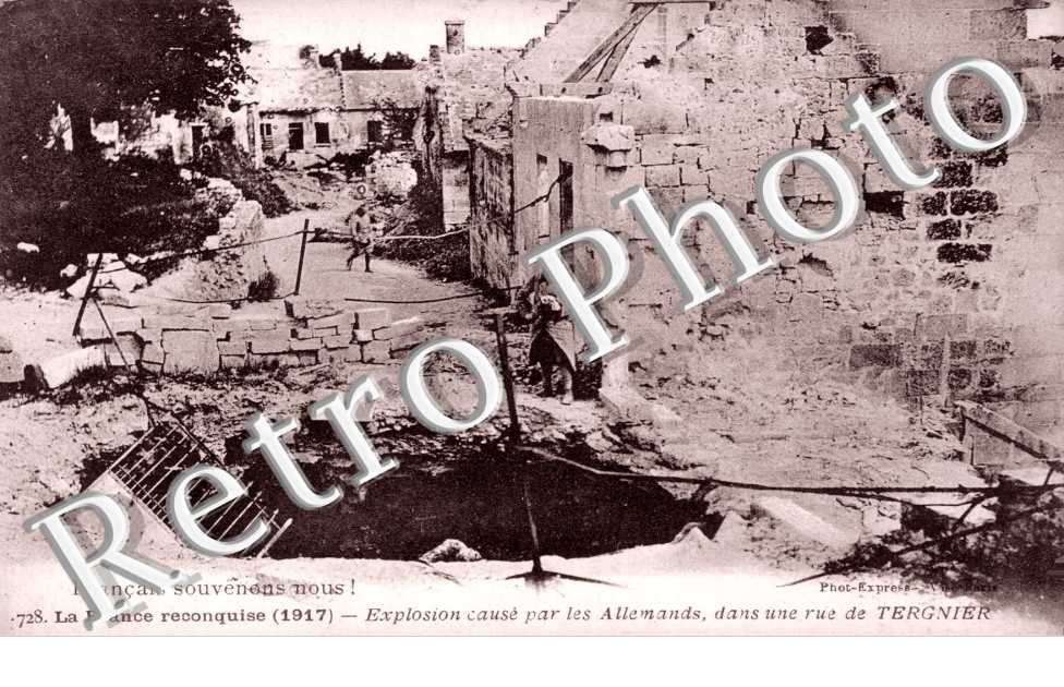 Traces de l'explosion dans une rue