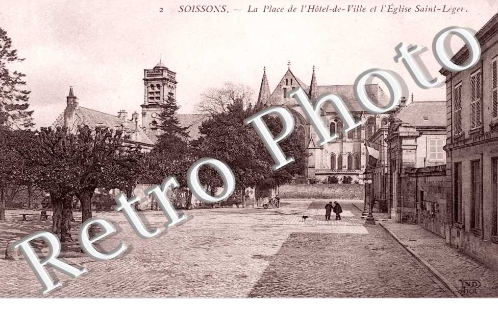 la place de l'Hotel de Ville et l'eglise saint Leger