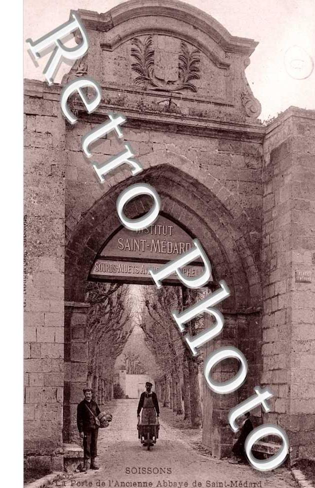 la porte de l'ancienne Abbaye de Saint Medard