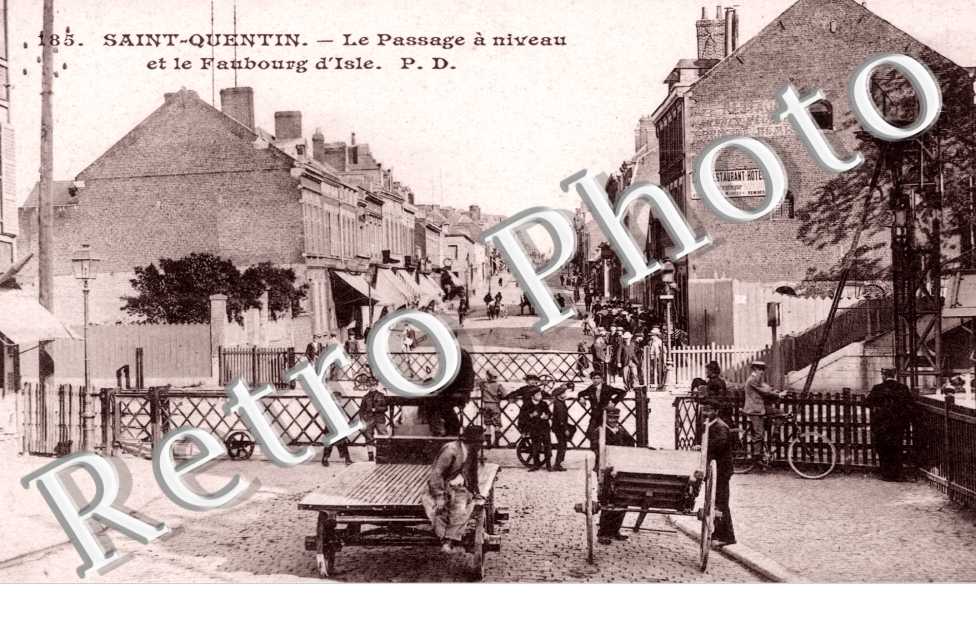 Le passage a niveau et le faubourg d'Isle