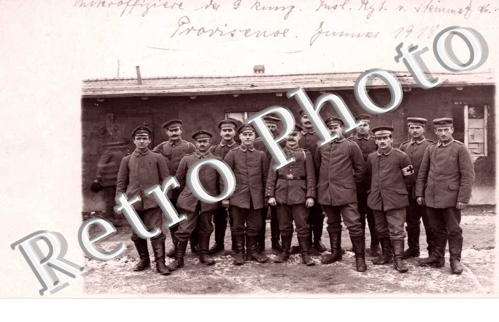 Un groupe d'Hommes en uniformes pris en photos