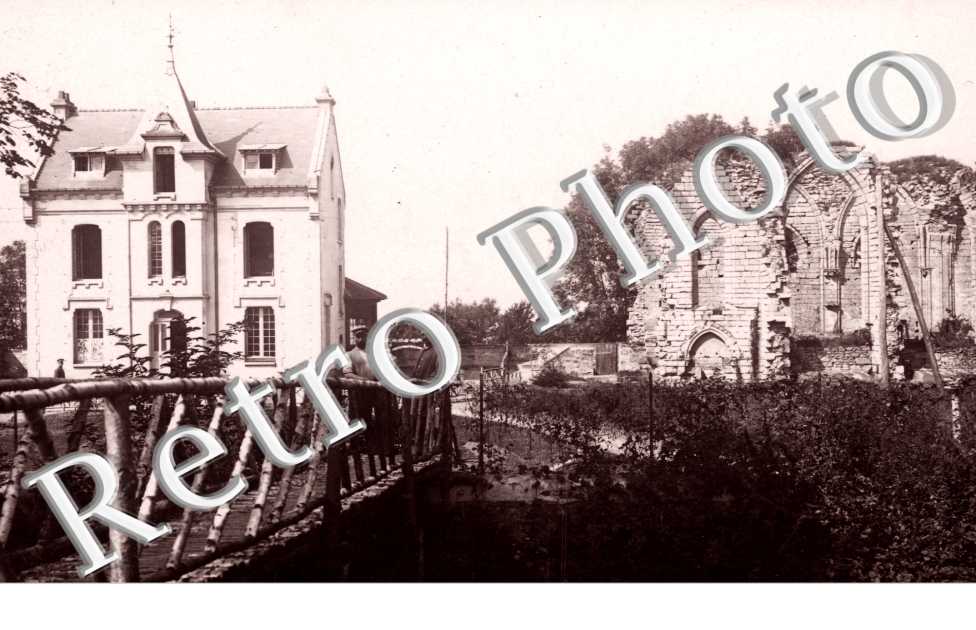 Un Pont, et un Batiment religieux en ruines