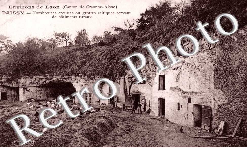 Nombreuses Creuttes ou Grottes celtiques servant de Batiments ruraux