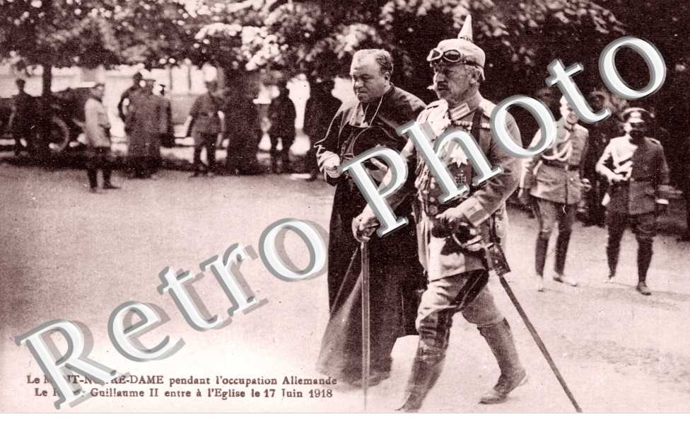 Le Kaiser Guillaume II entre a l'Eglise le 17 juin 1918