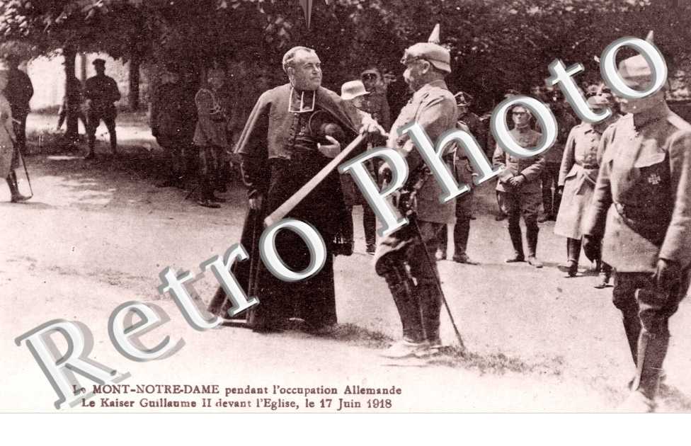 Pendant l'Occupation allemande - le Kaiser Guillaume II devant l'eglise