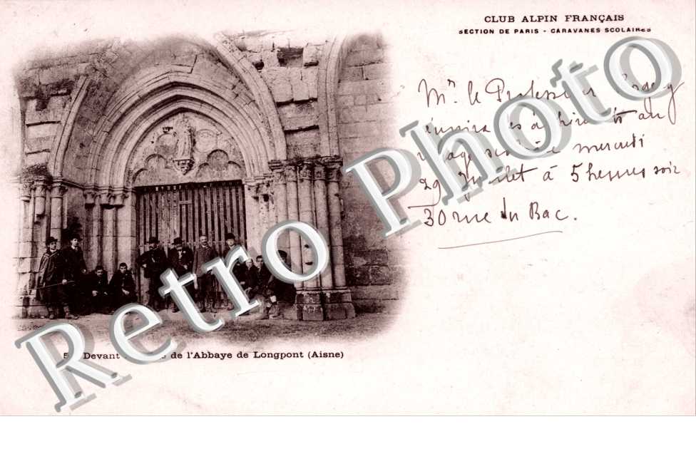 devant la ruine de l'abbaye de Longpont Club Alpin Francais