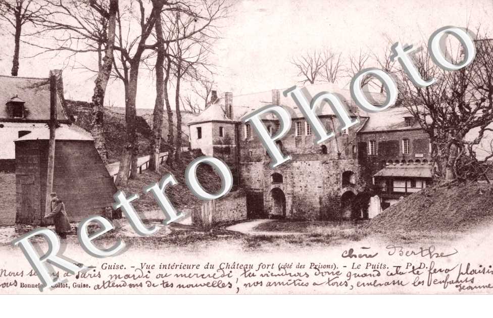 vue interieure du Chateau - le Puits