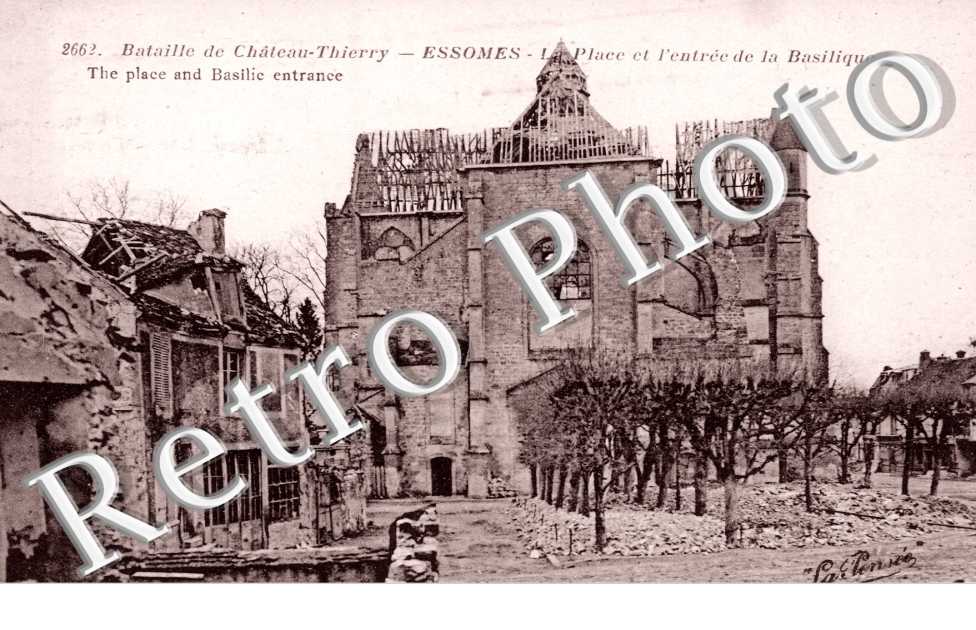 la place et l'entree de la Basilique