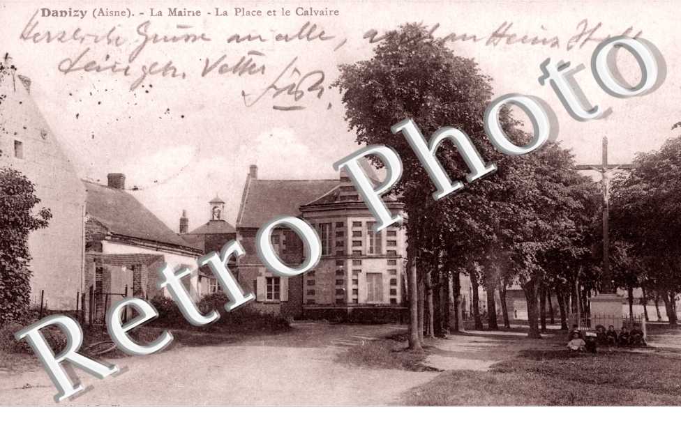 La Mairie, la Place et le Calvaire