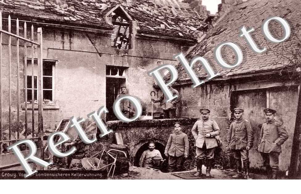 Des soldats dans les ruines