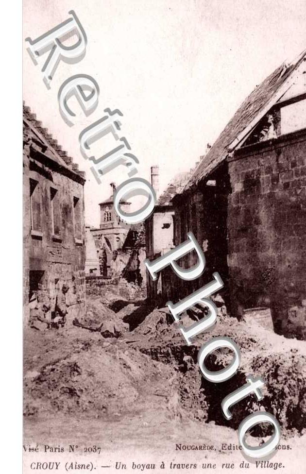 Un Boyau a travers une rue - Ruines