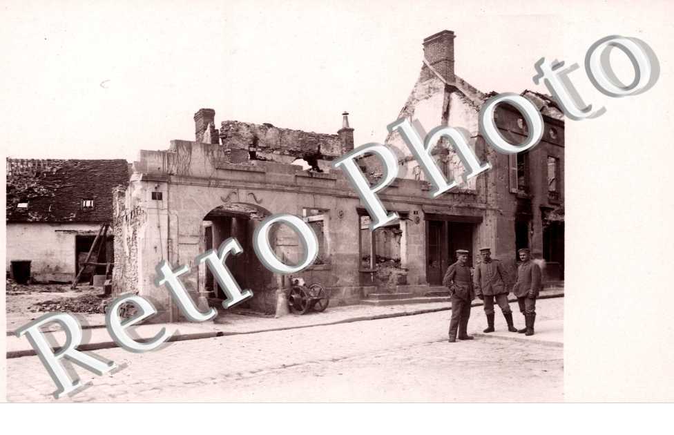 maisons en ruines  et militaires allemands