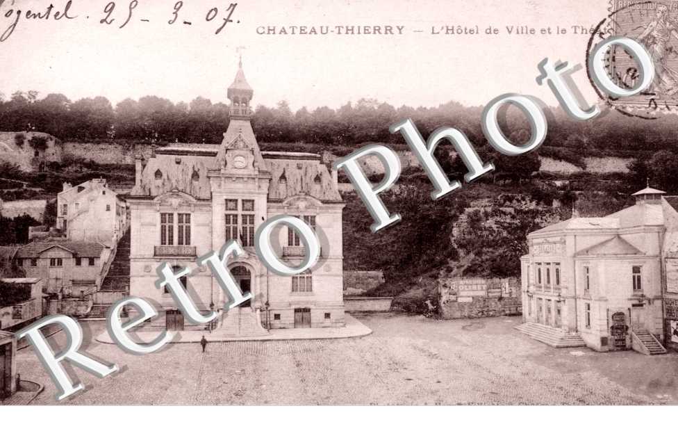 l'Hotel de Ville et le Theatre