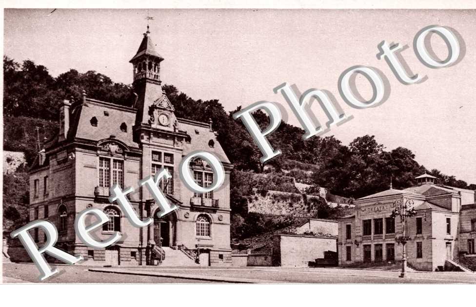 l'Hotel de Ville et le Theatre