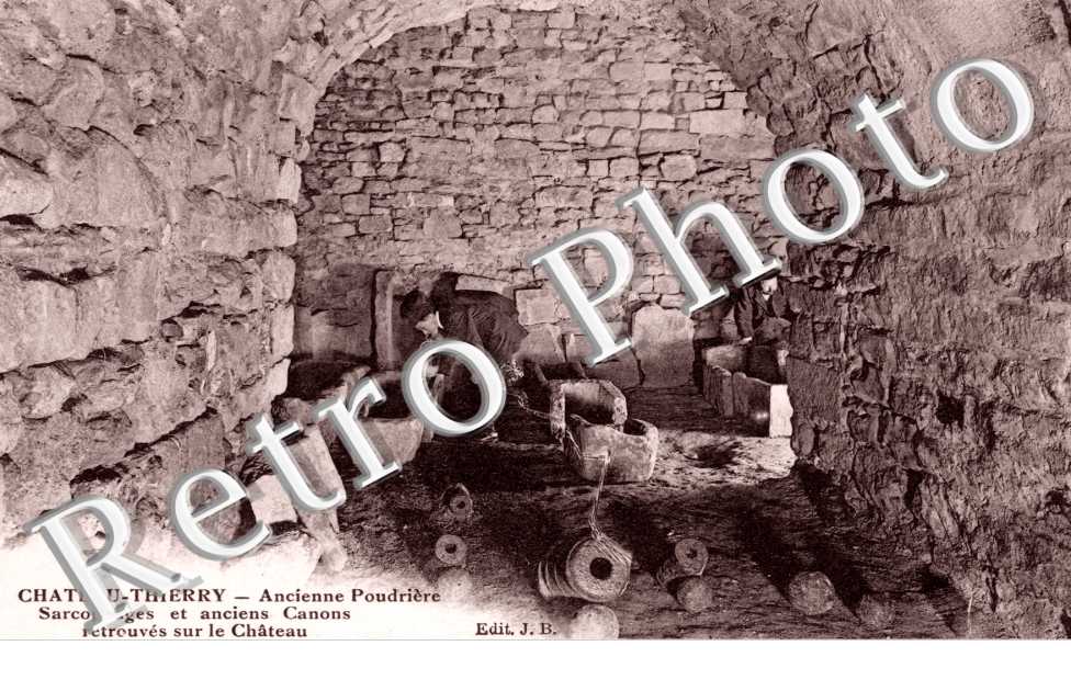 Ancienne Poudriere, Sarcophage et anciens Canons retrouves sur le Chateau