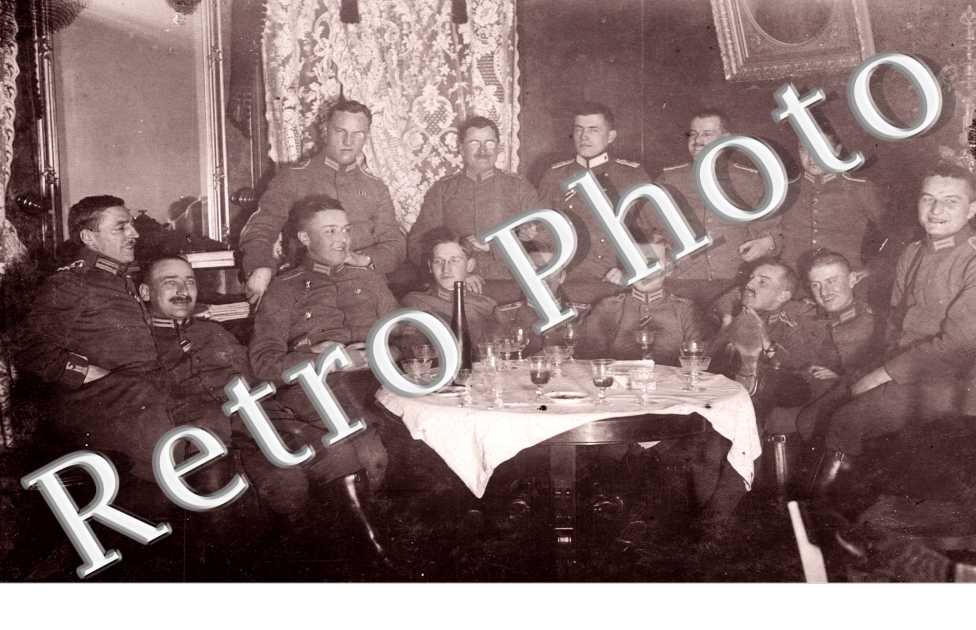 des soldats allemands autour d'une table  en 1917