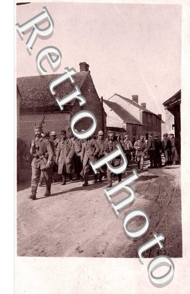 Soldats traversant le village