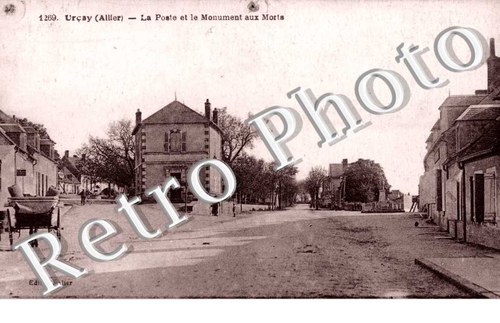 La poste et le monument aux morts