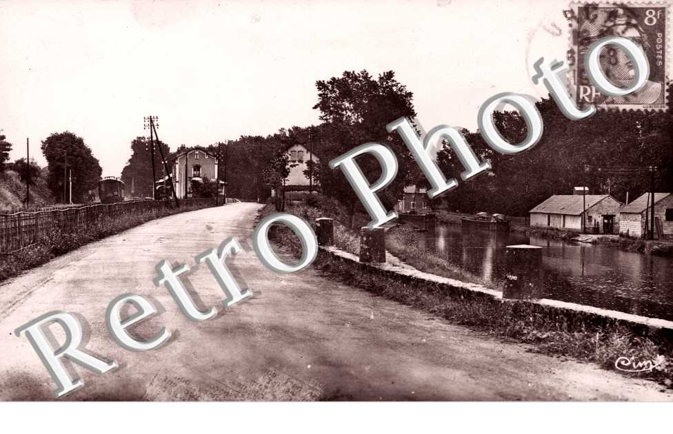 La Gare et le Canal du Berry
