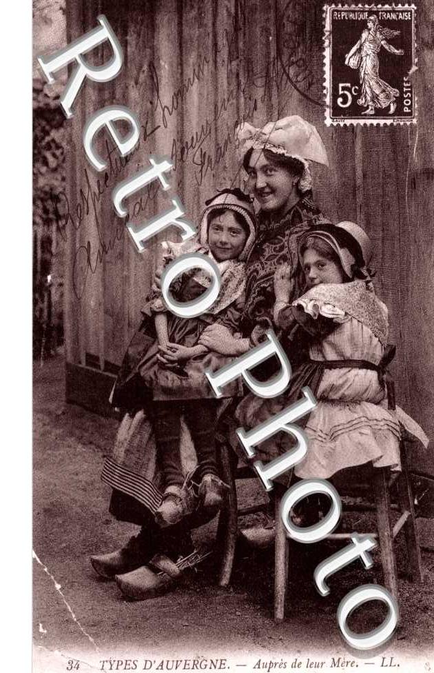 Enfants aurpes de leur Mere