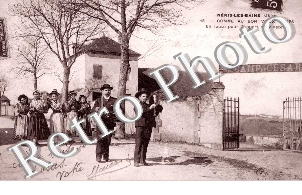 Groupe Folklorique pres du Camp de Cesar