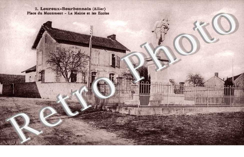 Place du Monument, La Mairie et les Ecoles