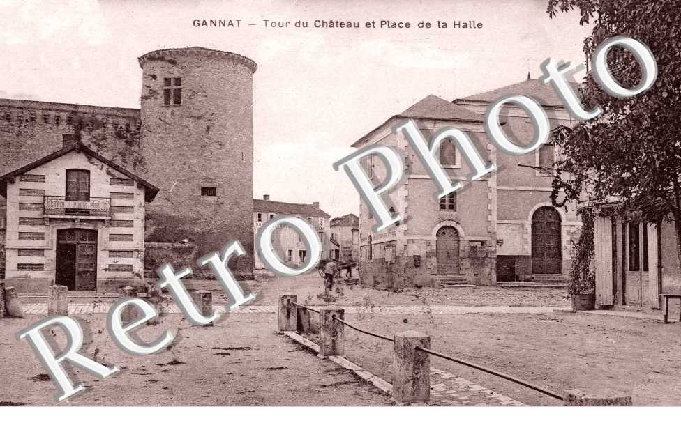 Tour du Chateau et Place de la Halle