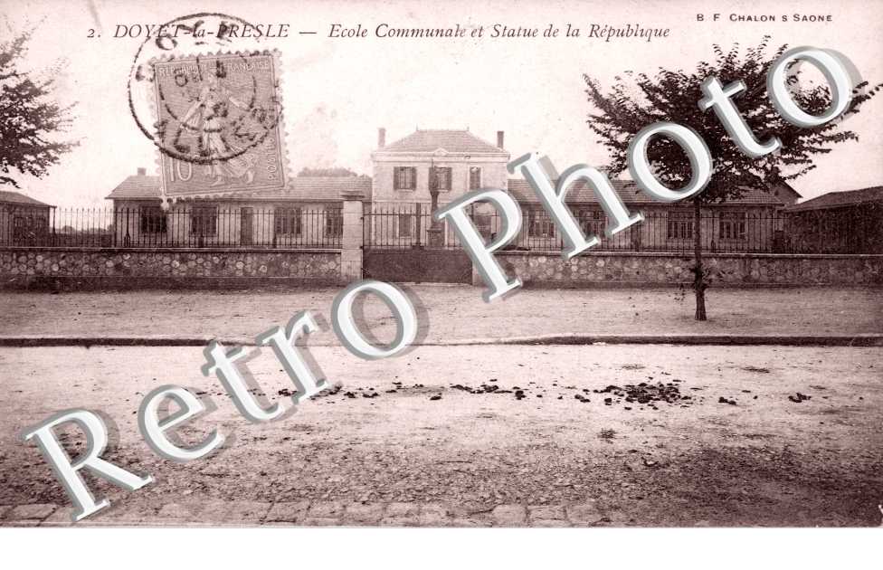 Ecole Communale et Statue de la Republique