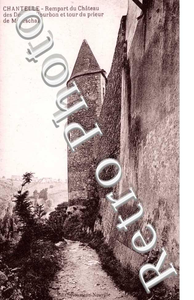 Rempart du Chateau des Ducs de Bourbon et tour du Prieur de Mareschal