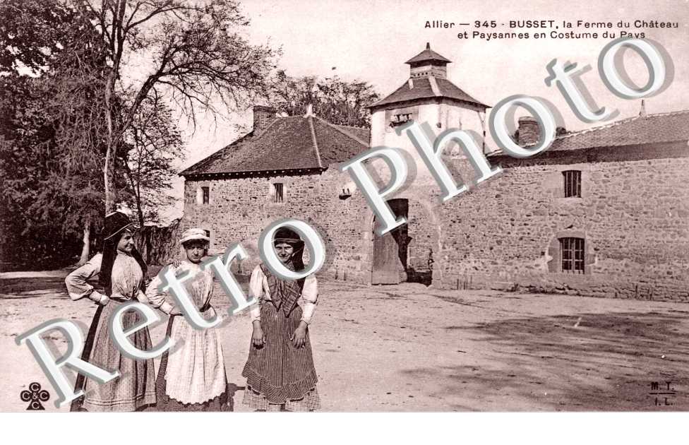 Ferme du Chateau et Paysannes en costume du Pays