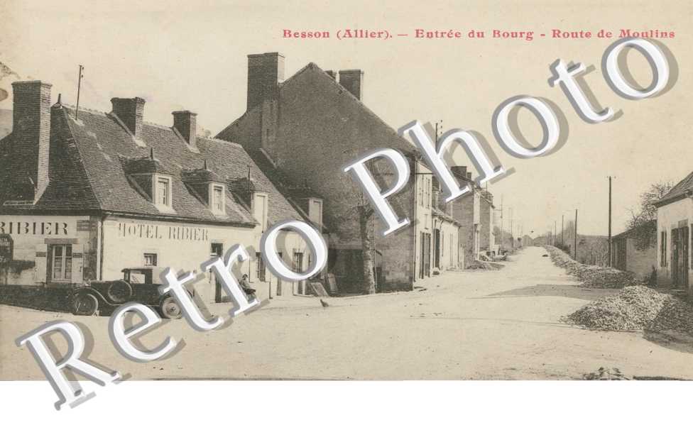 Entree du Bourg, Route de Moulins