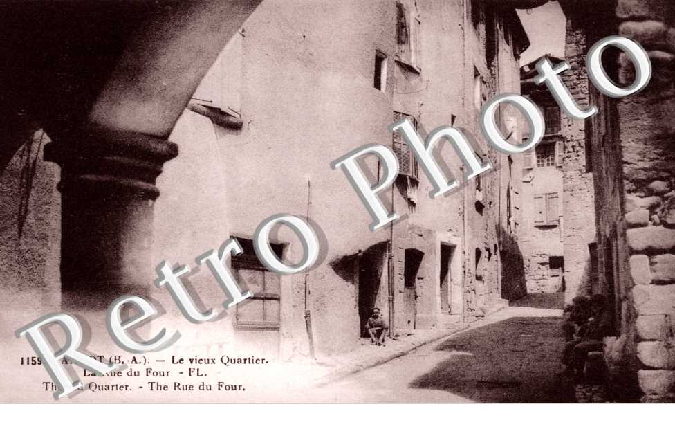 le vieux quartier - la rue du four