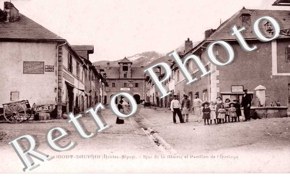 rue de la mairie et pavillon de l'horloge