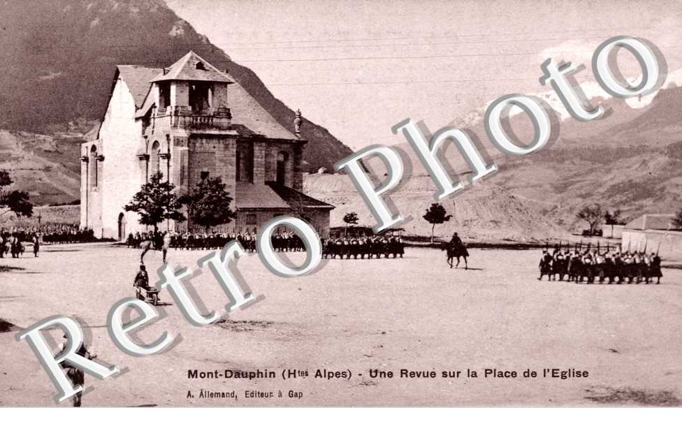 Une Rue sur la Place de l'Eglise