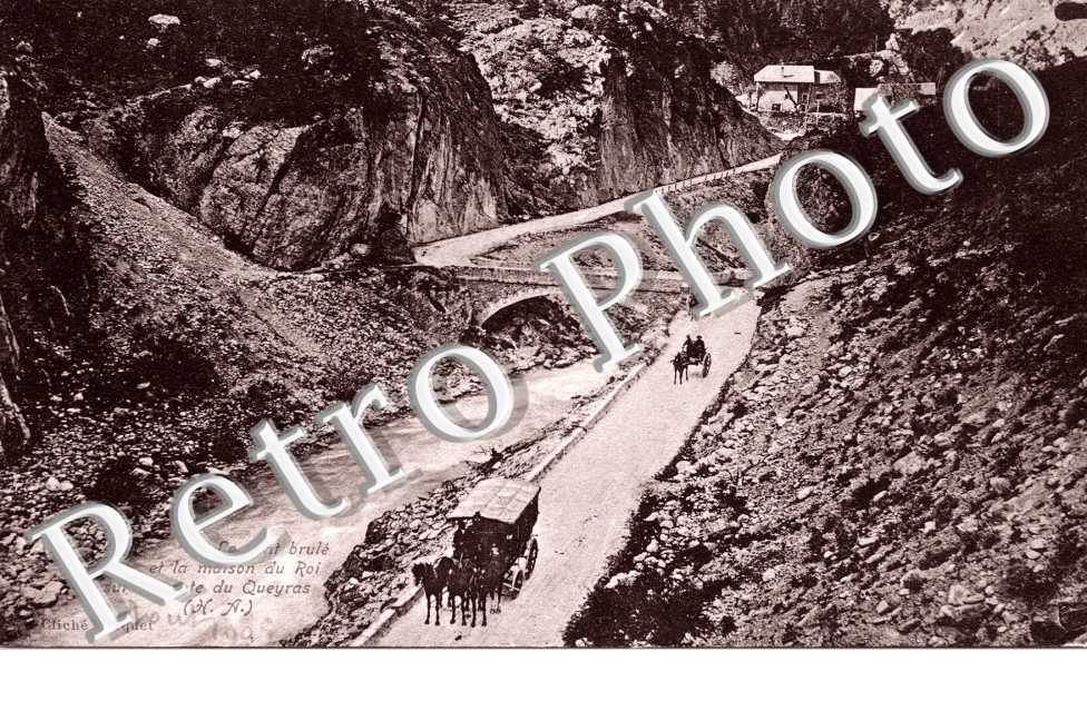 Le Pont brulei et la Maison du Roi sur la route du Queyras