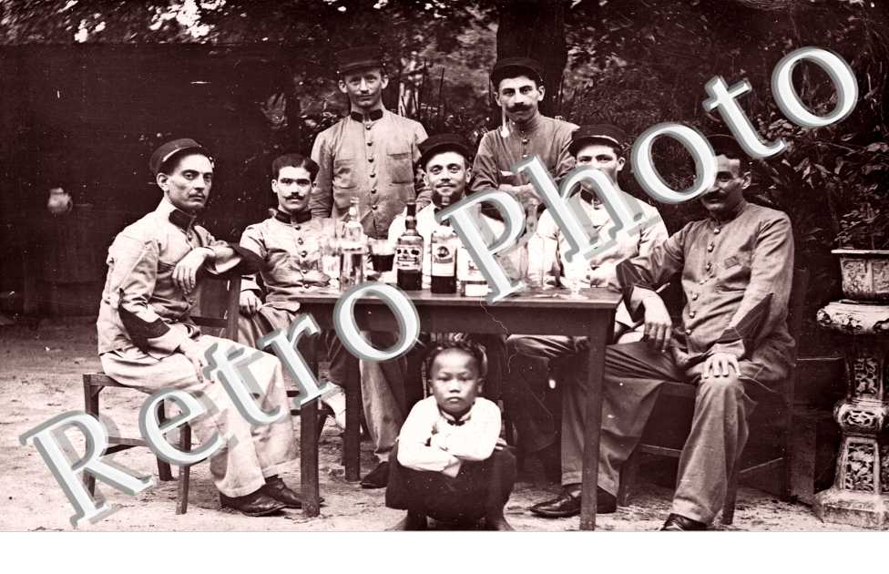 Un groupe d'hommes attablés