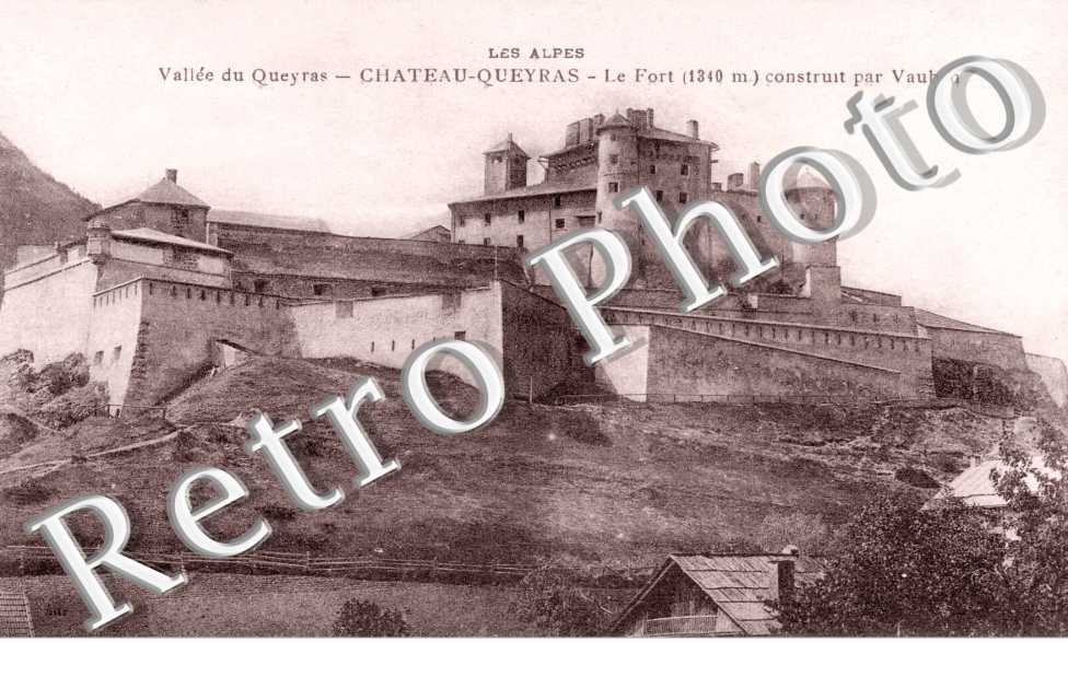Vallee du Queyras CHATEAU-QUEYRAS  Le fort construit par Vauban