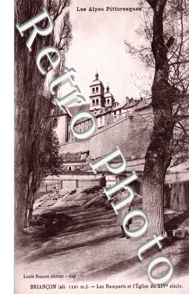 Les remparts et l'eglise du XIVeme siecle