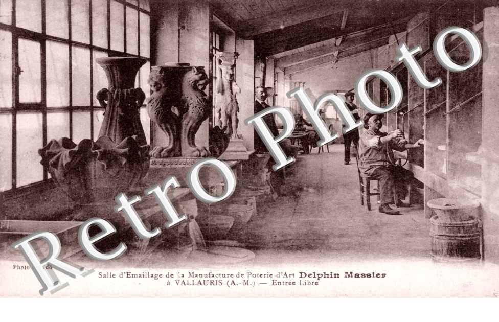 Salle d'emaillage de la manufacture de la poterie d'art Delphin Massier