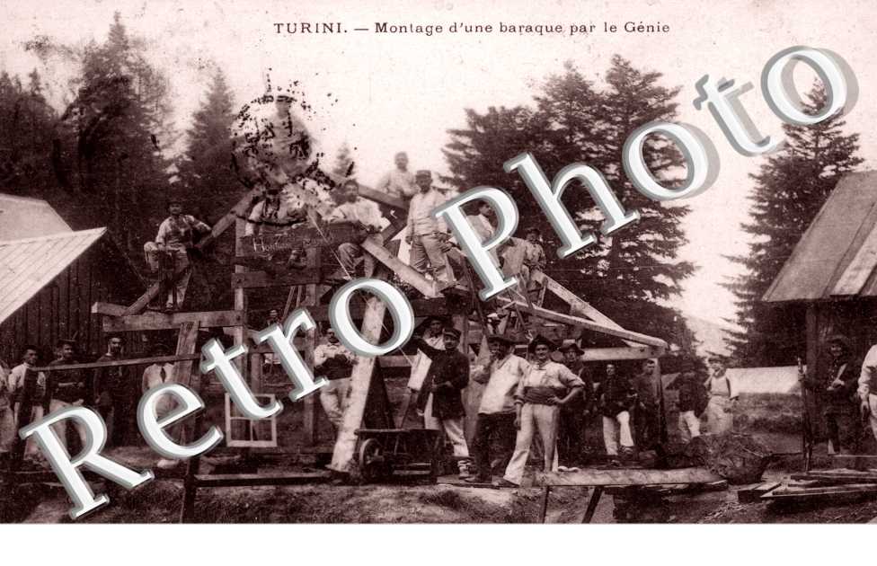 montage d'une baraque par le genie (construction batiment)