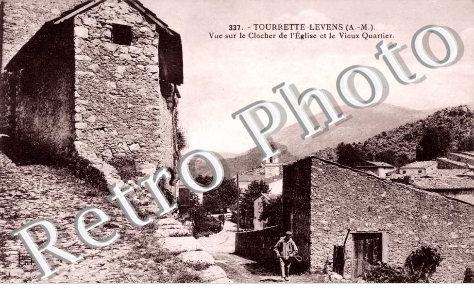 Vue sur le clocher de l'eglise et le vieux quartier