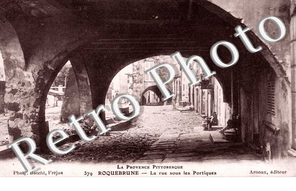 La rue sous les portiques