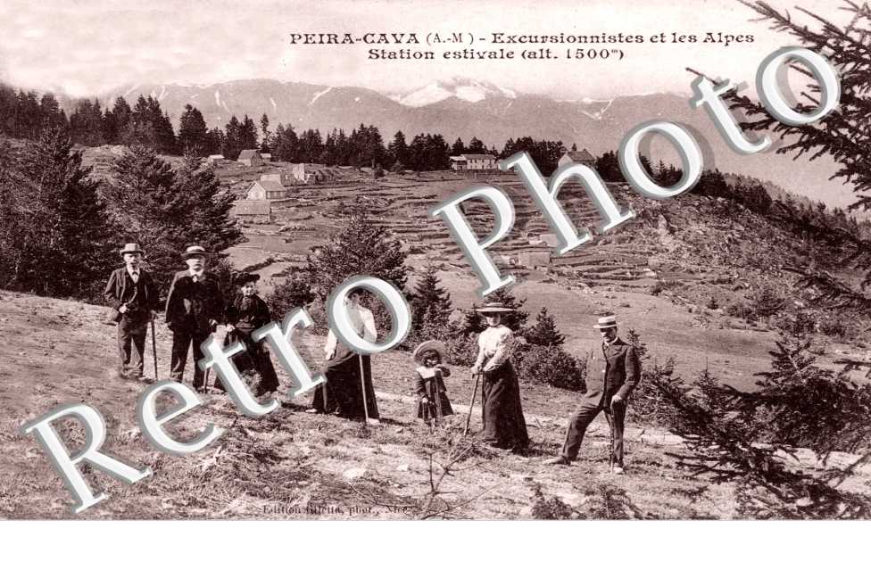 Excursionnistes et les Alpes