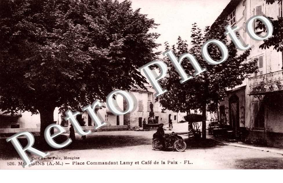 place Commandant Lamy et cafe de la paix