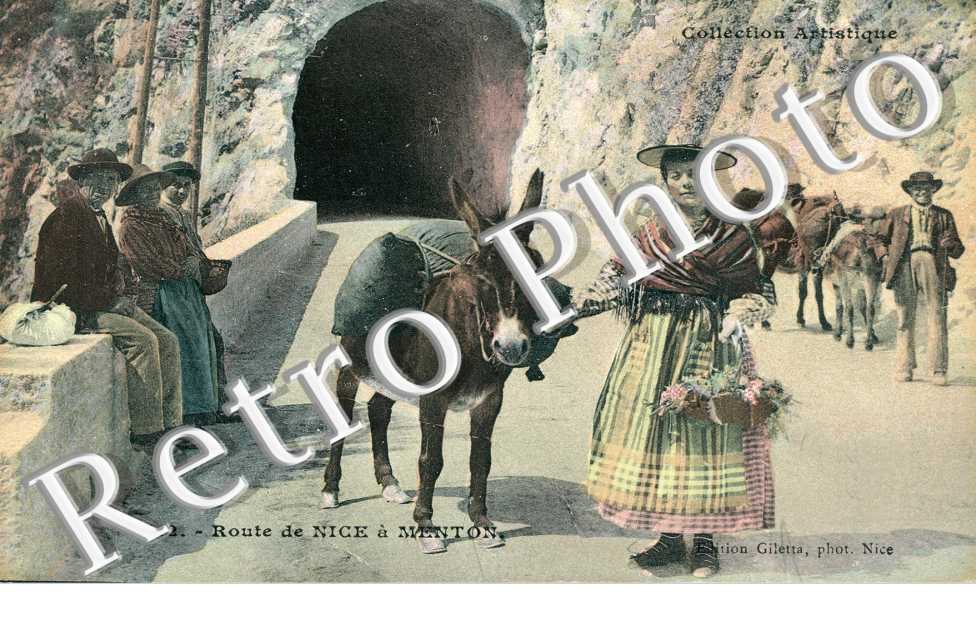 Habitants sur la route et leur ane