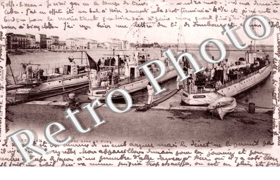 Torpilleurs dans le Port