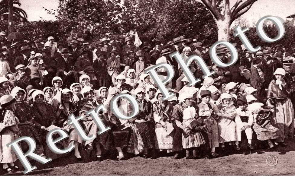 Groupe d'assistants costumes a la Foire Provencale de 1927