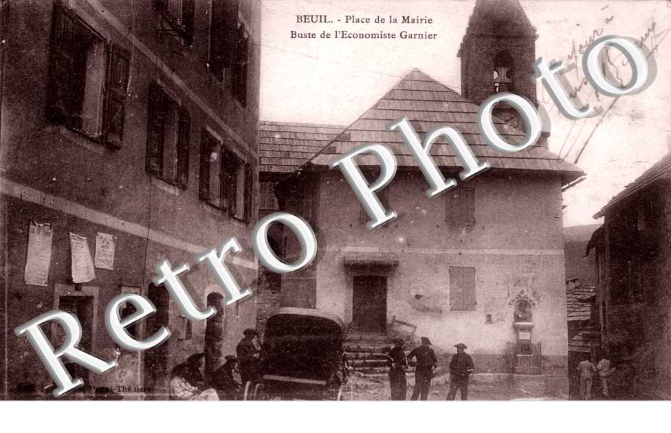 Place de la mairie - buste de l'economiste Garnier